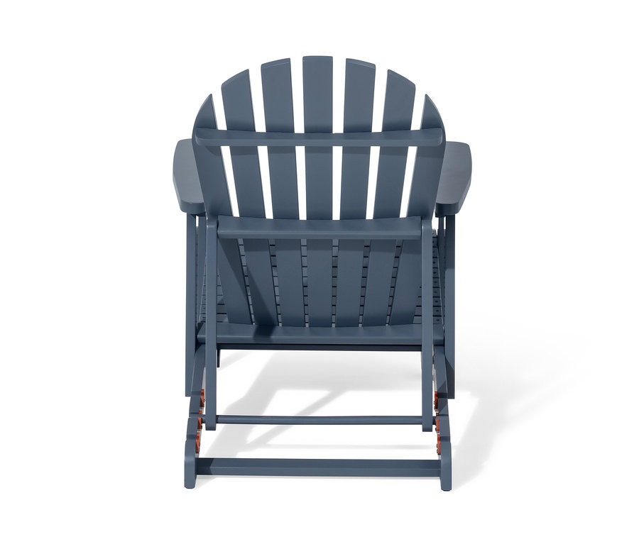 Pohľad zozadu na modré samostatné Adirondack relaxačné kreslo s vyťahovacou opierkou nôh.