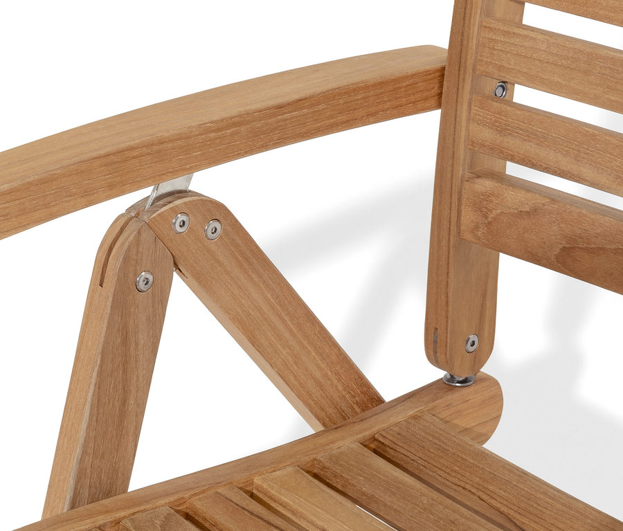 Detailný záber na stoličku z tíkového dreva s vysokým nastaviteľným operadlom.