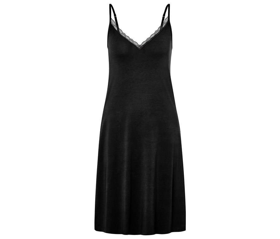 Čierna nočná košeľa s čipkou na výstrihu a tenkými ramienkami.