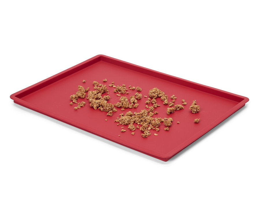 Červený podnos s rozdrobeným müsli.