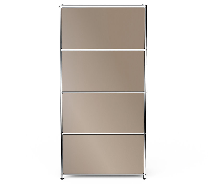 Štvorposchodová polica s béžovými panelmi a strieborným rámom.