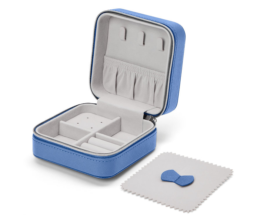 Otvorená modrá šperkovnica so sivou vnútornou podšívkou a leštiacou handričkou.