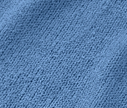 Detail modrého štruktúrovaného trička.