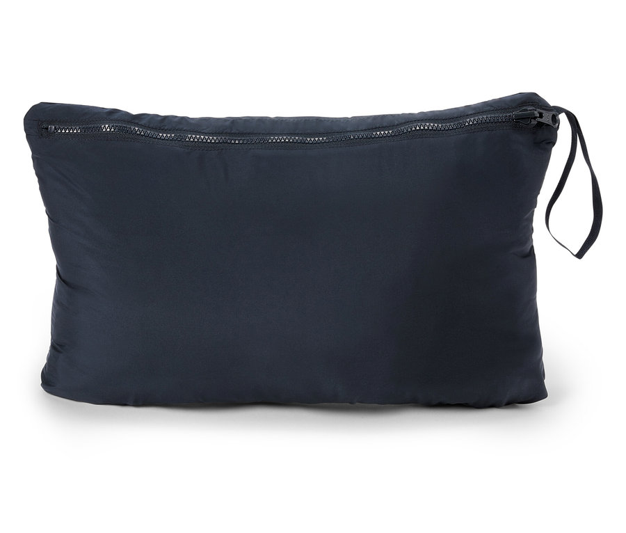 Tmavo modrý obal so zipsom a pútkom.