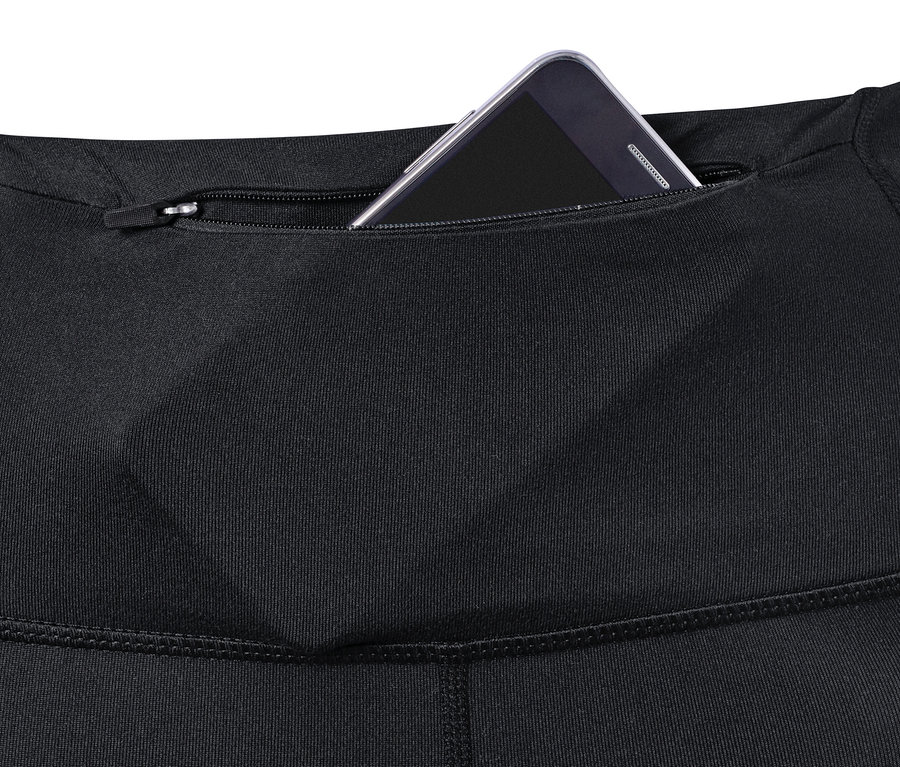 Detail funkčných turistických legín s vreckom na zips, v ktorom je mobilný telefón.