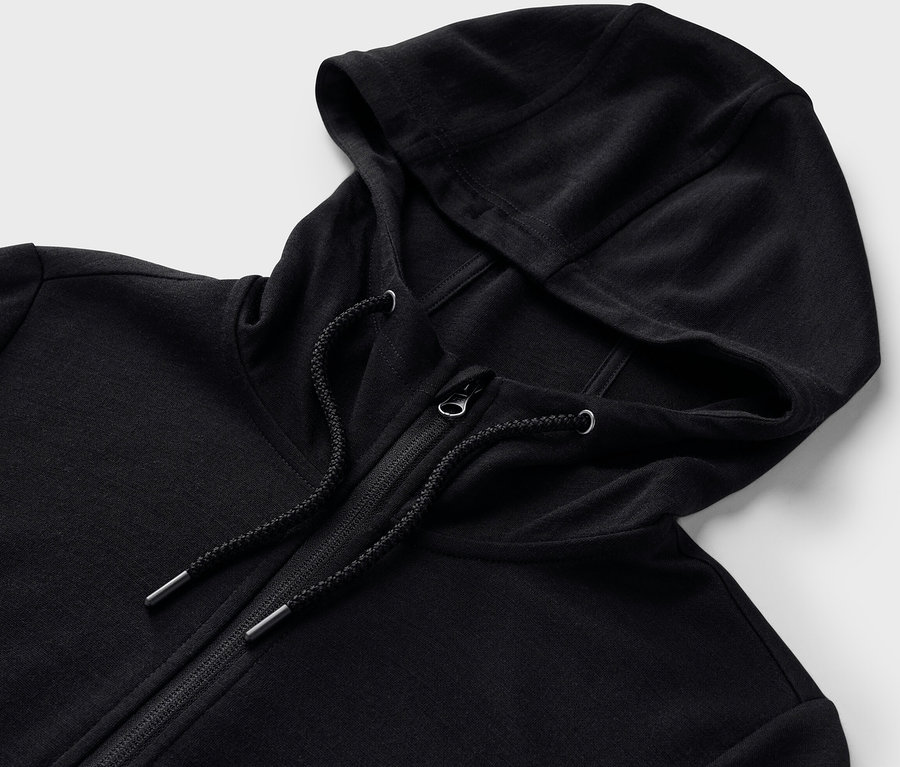 Detail čiernej mikiny s kapucňou s vlnou certifikovanou podľa RWS so zipsom.
