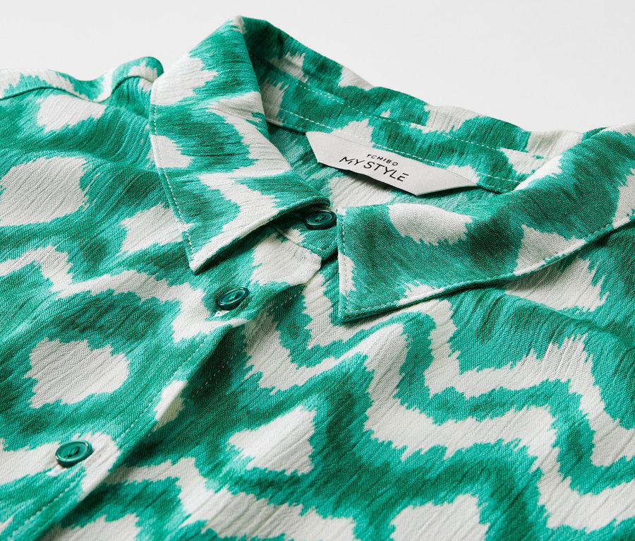 Detail vzorovaných košeľových blúzkových šiat.