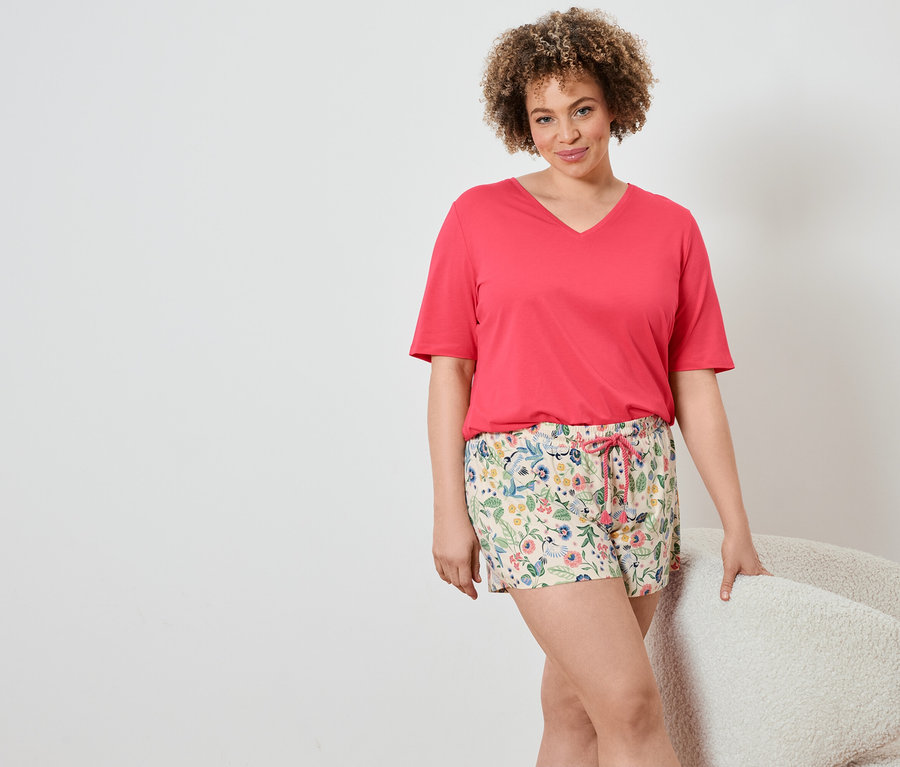 Žena má na sebe krátku pyžamovú súpravu.