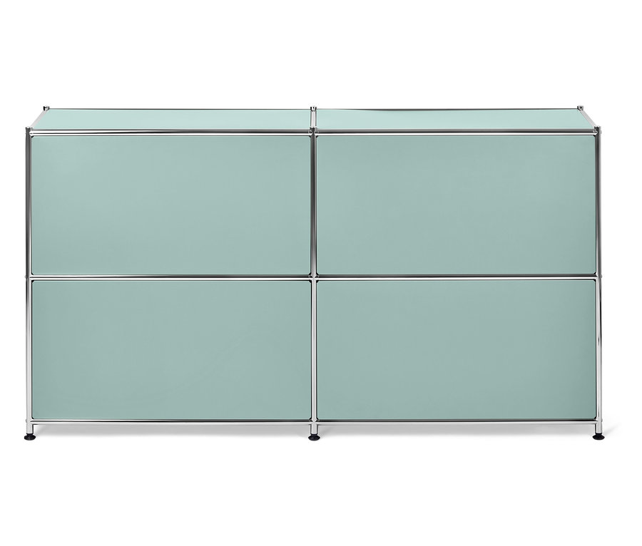 Štyri svetlomodré skrinky s chrómovaným rámom.