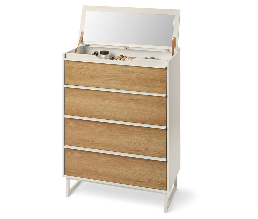 Pohľad na komodu so štyrmi zásuvkami, otvoreným zrkadlom a kozmetikou.