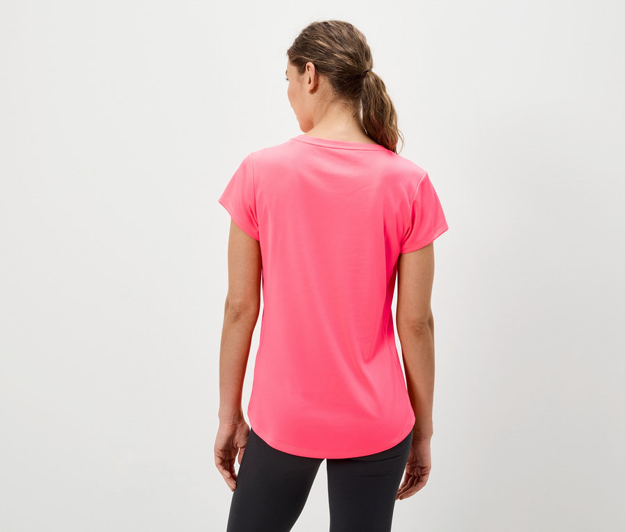 Žena chrbtom k fotoaparátu má na sebe ružové tričko a čierne legíny.