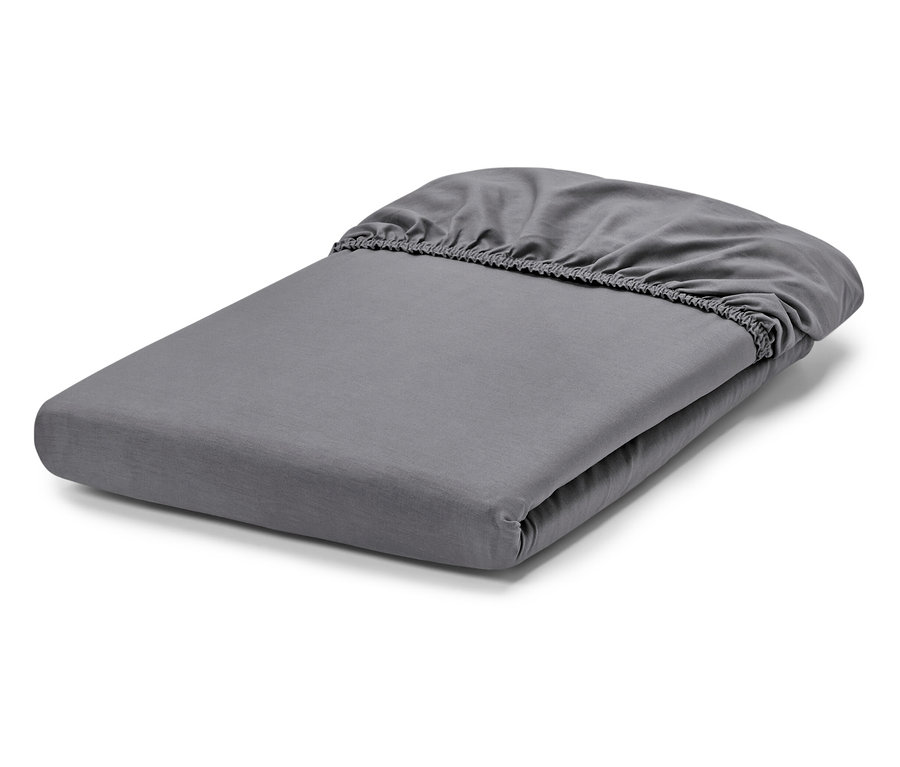 Zložené sivé napínacie plachty.