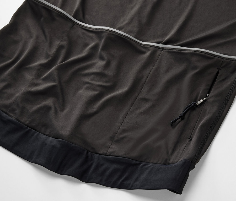 Detailný záber na modrý cyklistický dres.