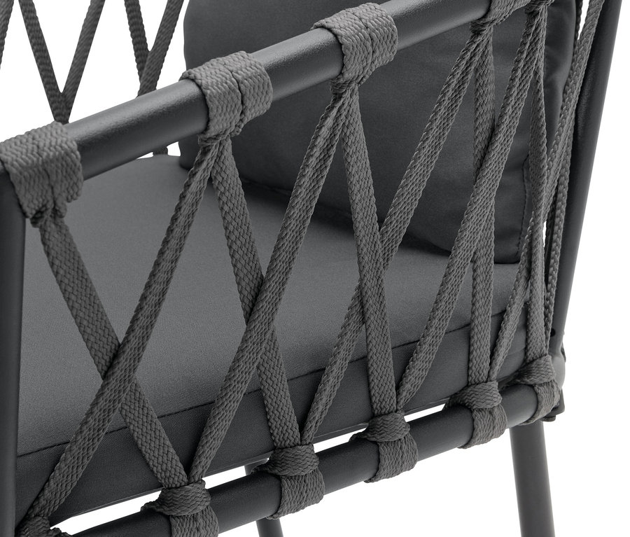 Detail jedálenskej stoličky s textilným výpletom.