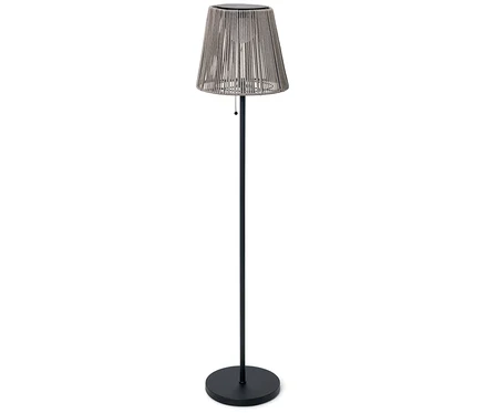 Jedna stojaca lampa s tienidlom z pleteného lana a čiernou základňou stojí na bielom pozadí.