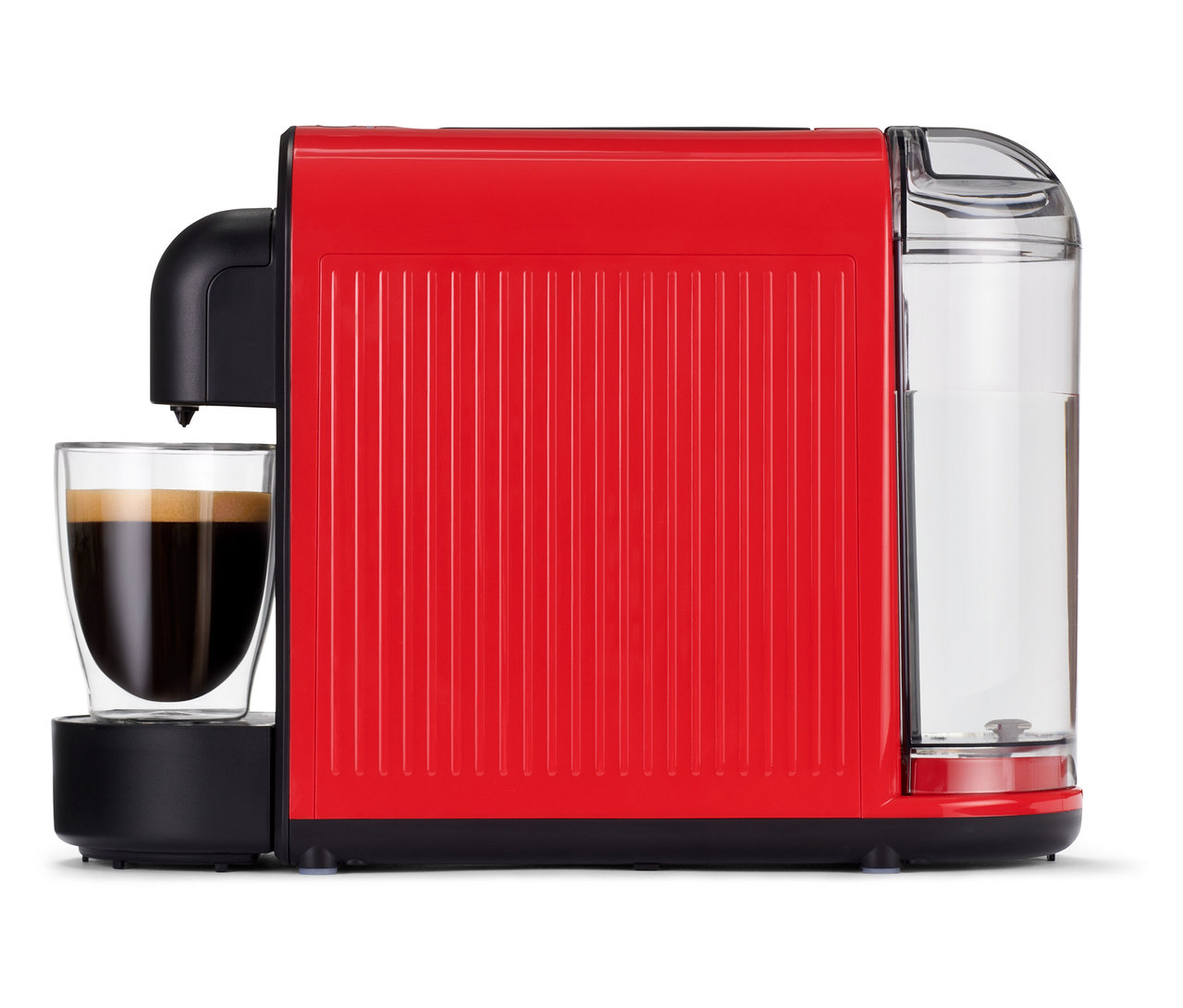 Červený kávovar Cafissimo now red so šálkou kávy na bielom pozadí.