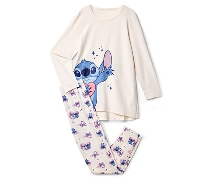 Krémové pyžamo s motívom Stitch leží na bielom pozadí.