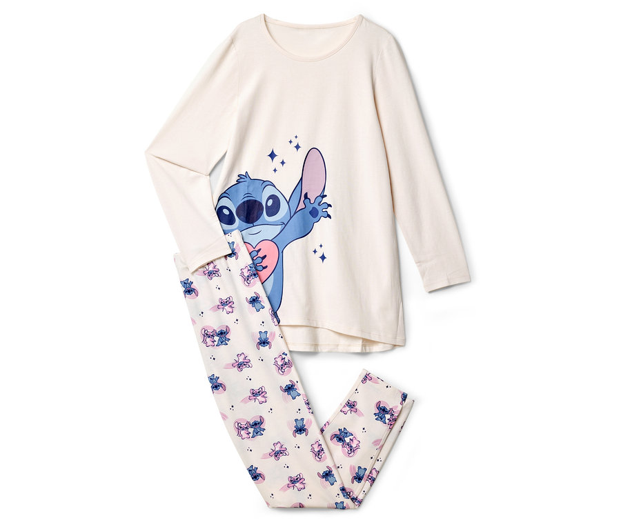 Krémové pyžamo s motívom Stitch leží na bielom pozadí.