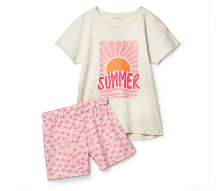 Béžové tričko s nápisom "Summer" a ružové šortky s palmami ležia na bielom pozadí.