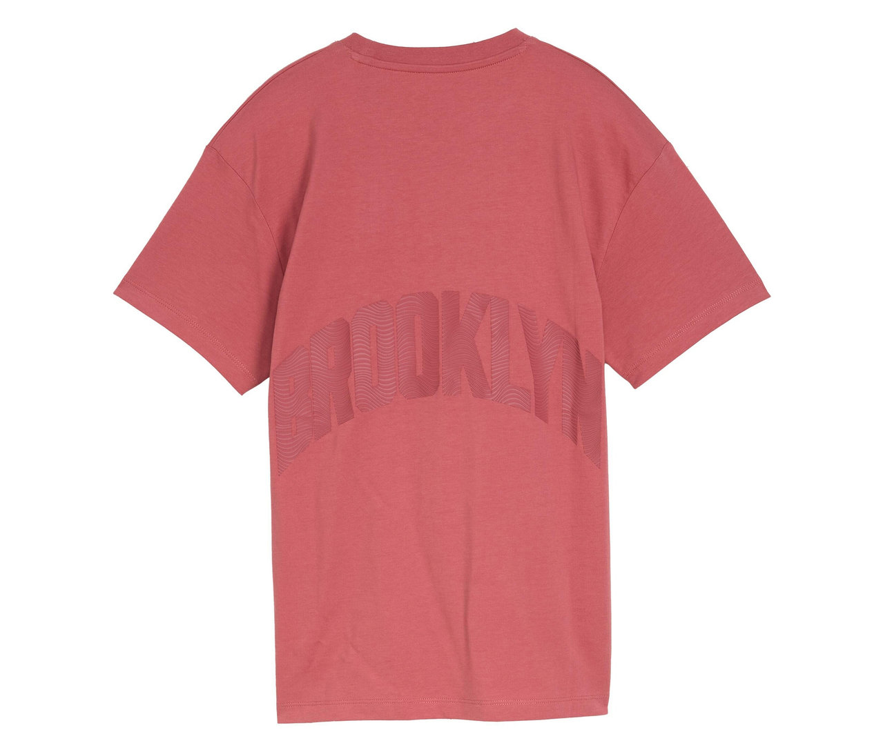 Detailný záber na ružové tričko s nápisom „BROOKLYN“ na zadnej strane.