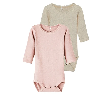 Dve dojčenské body NAME IT, keepsake lilac, ležia na sebe.