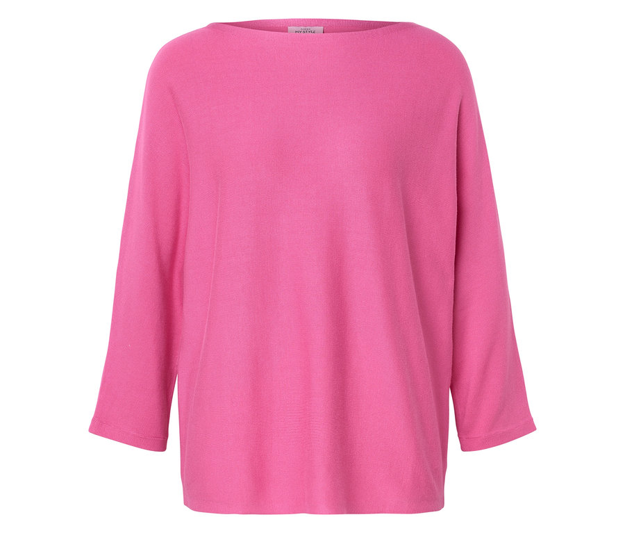 Detailný záber na ružový sveter s lodičkovým výstrihom a trojštvrťovými rukávmi.