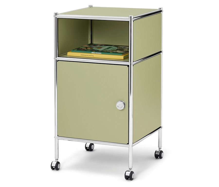 Svetlozelený nočný stolík so striebornými detailmi a kolieskami stojí na bielom pozadí.