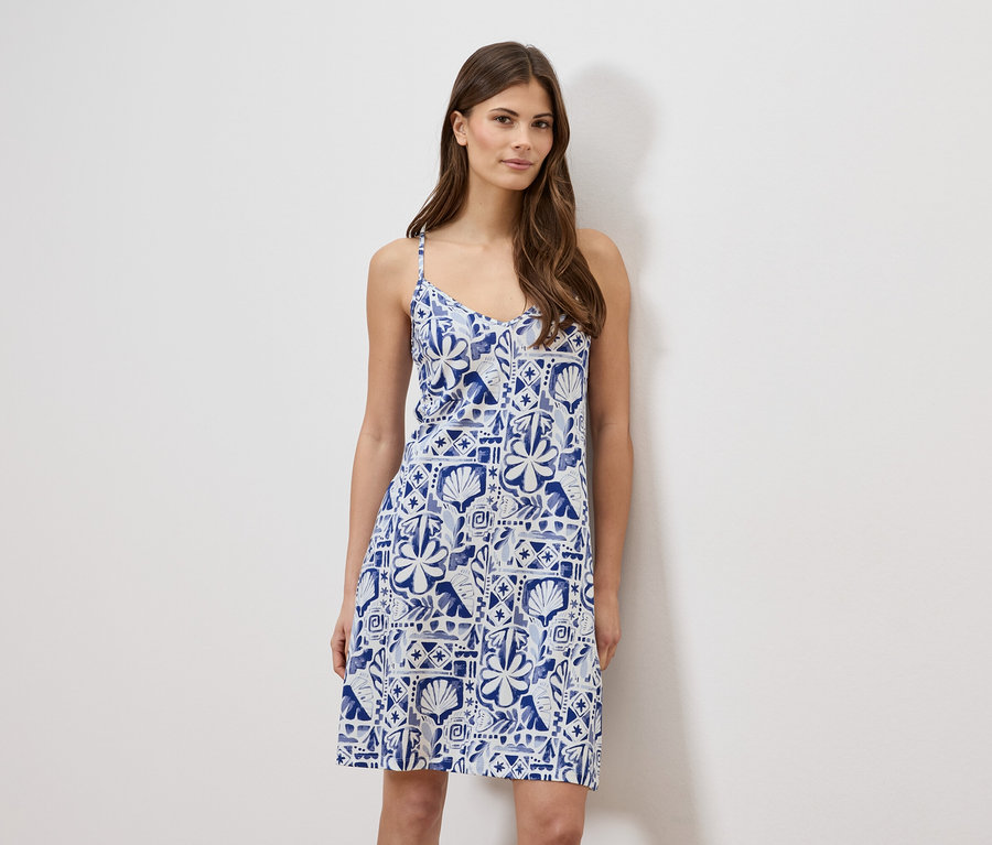 Žena má na sebe modro-biele letné šaty bez rukávov.