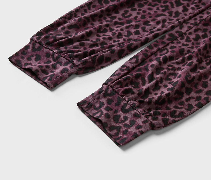Detail rukávov s manžetami s leopardím vzorom vo fialovej a čiernej farbe.