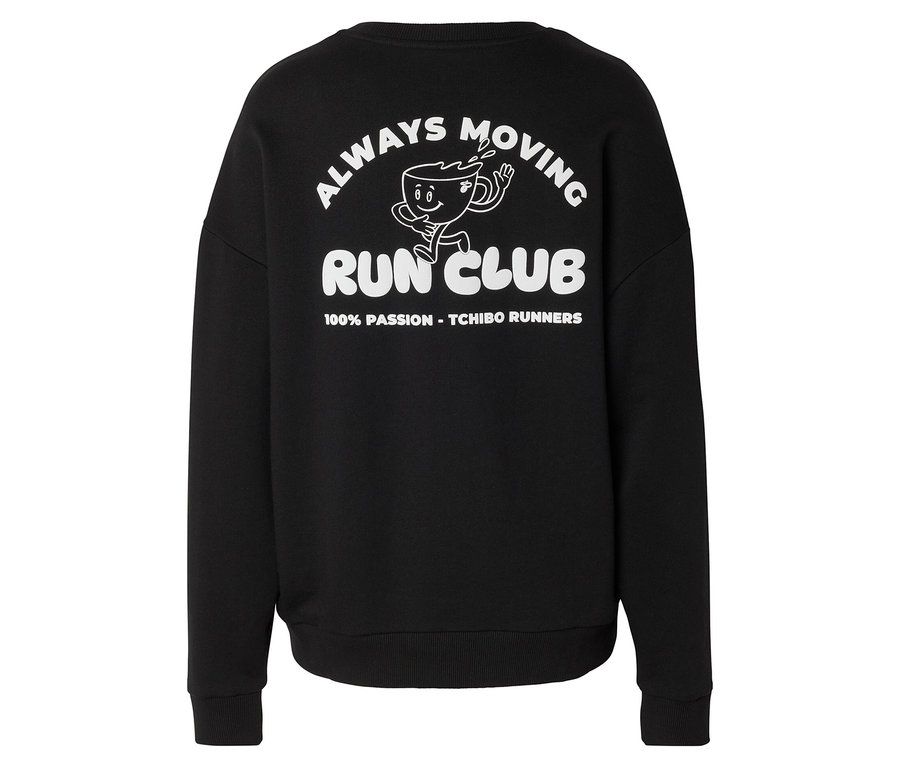 Čierna mikina s bielou grafickou potlačou na chrbte, ktorá zobrazuje bežiacu šálku kávy, text „ALWAYS MOVING RUN CLUB“ a „100% PASSION - TCHIBO RUNNERS“.