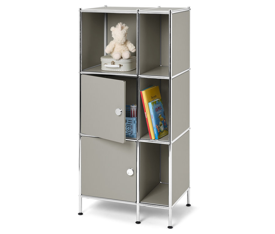 Sivý modulárny regál s plyšovým medveďom, kufrom a knihami.