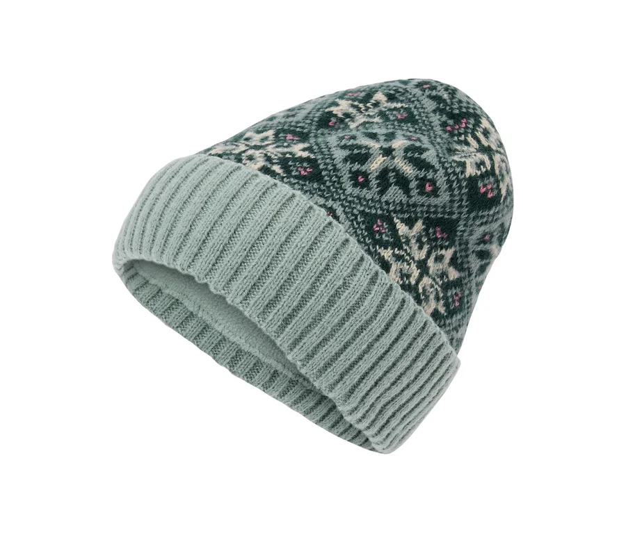 Pletená čiapka typu beanie so svetlozeleným rebrovaným okrajom a tmavozelenou korunou s nórskym vzorom vo svetlozelenej, krémovej a malými ružovými akcentmi.