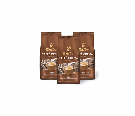 Tri hnedé balenia zrnkovej kávy Tchibo Caffè Crema Intense stoja vedľa seba.