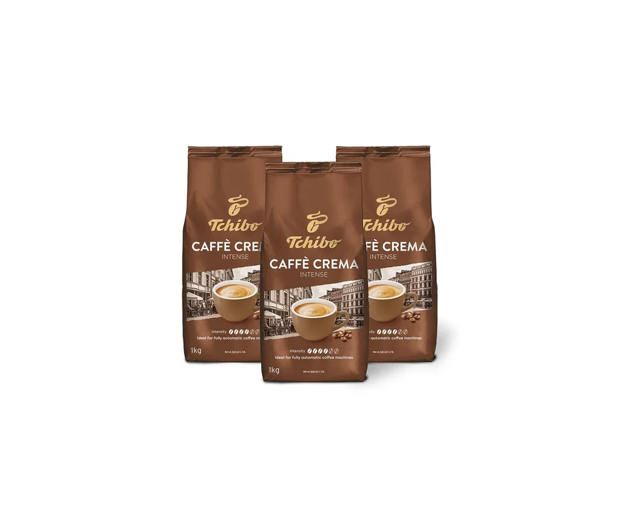 Tri hnedé balenia zrnkovej kávy Tchibo Caffè Crema Intense stoja vedľa seba.