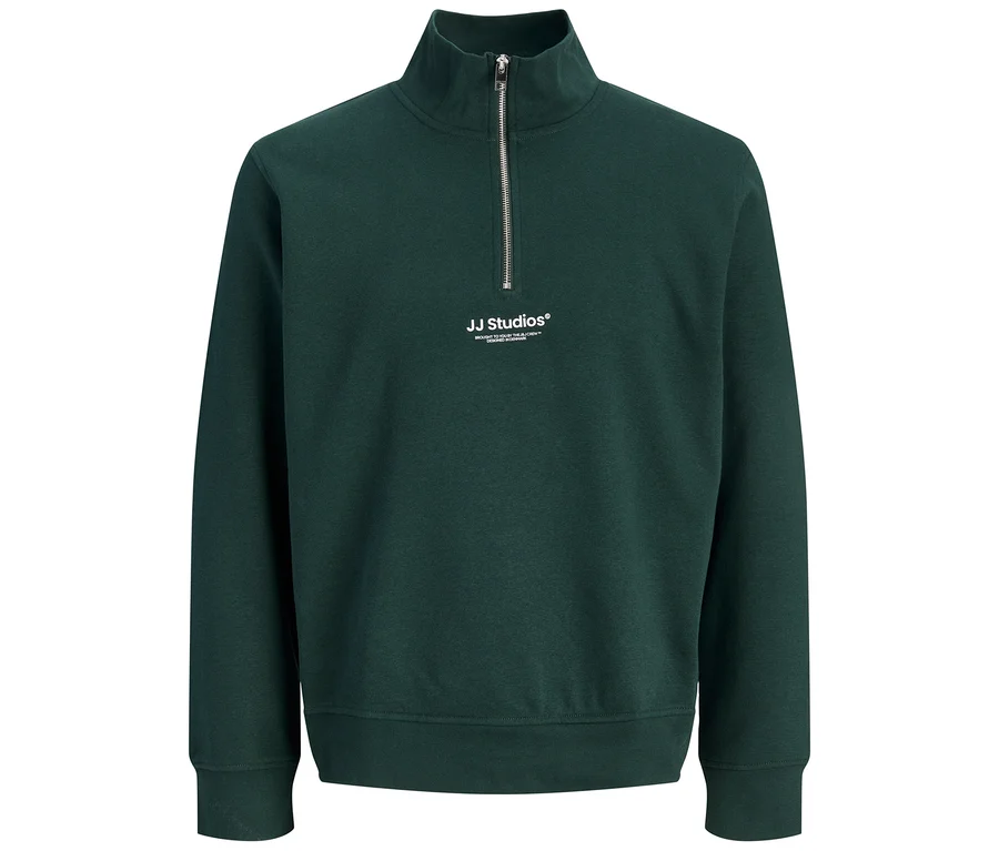 Tmavozelený pulóver Jack&Jones Troyer Soho so štvrtinovým zipsom, stojačikom a bielym logom 'JJ Studios' na hrudi.