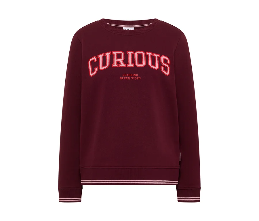 Bordová mikina CECIL s červeným nápisom „CURIOUS“ a „LEARNING NEVER STOPS“ na hrudi.