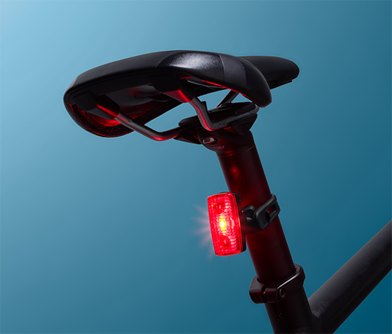 Zadné svetlo na bicykel s funkciou brzdového svetla
