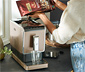 Plnoautomatický kávovar »Esperto Caffè« Metallic Sand + 1 kg kávy Barista pre držiteľov TchiboCard*