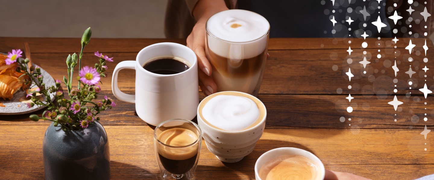 Stimmungsvolles Bild zwischen Mann und Kind, wobei das Kind gemahlenen Kaffee in einen Filter schüttet.