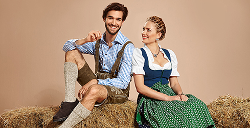 Páriky v krojových outfitoch na Októberfeste