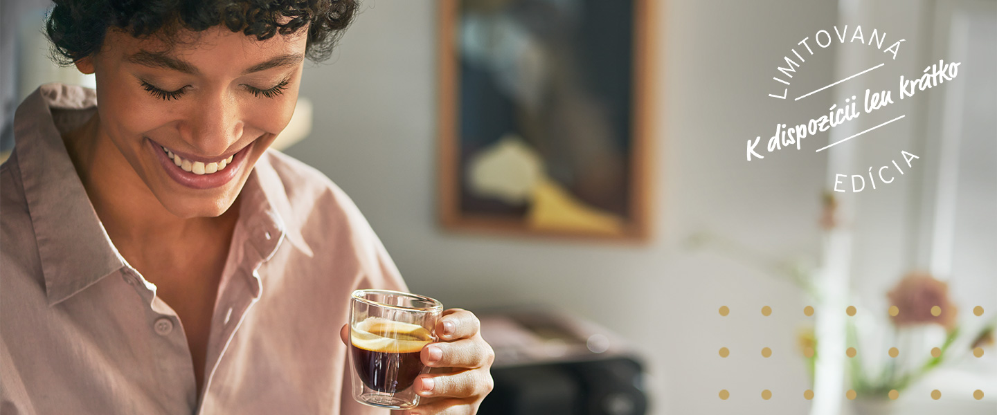 Cafissimo easy in Light Beige steht auf einer Küchentheke, daneben die beiden Packungen der Cafissimo Blonde Roast Edition