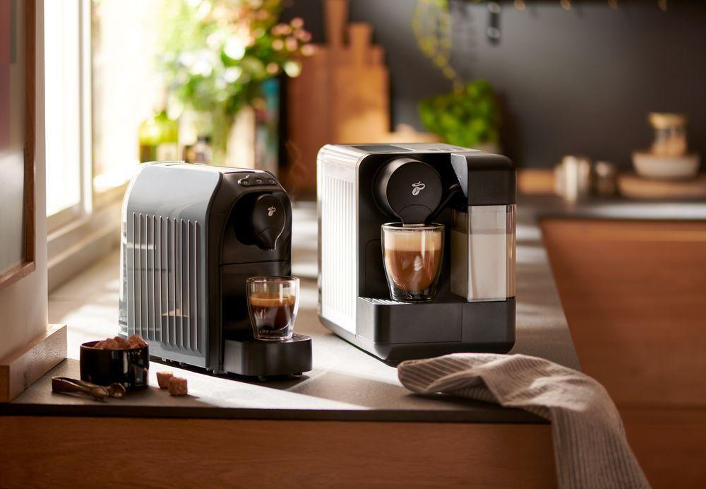 Kávovary na kapsuly Cafissimo na stole