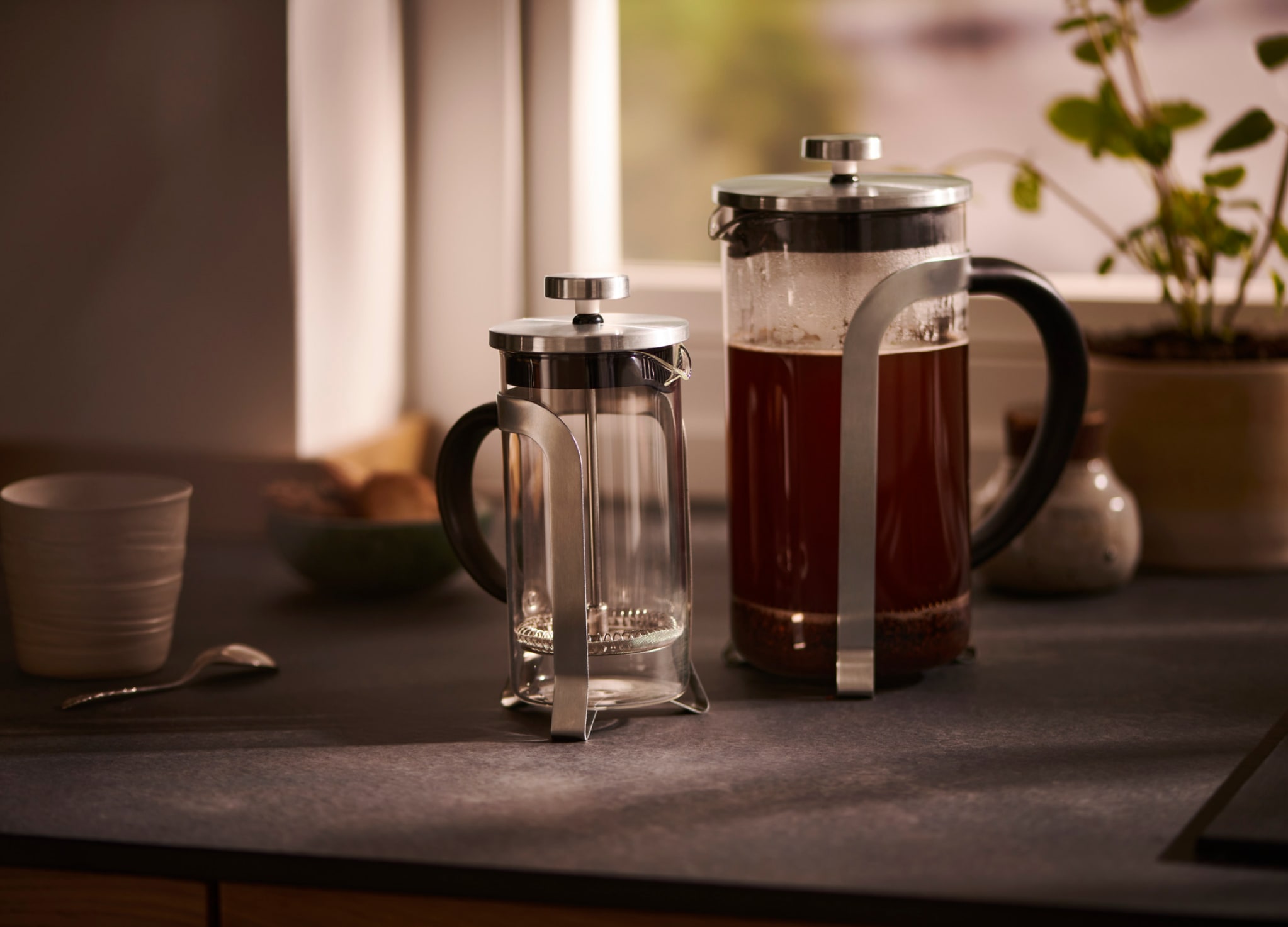 Francúzska kanvica na kávu - french press - položená na stole