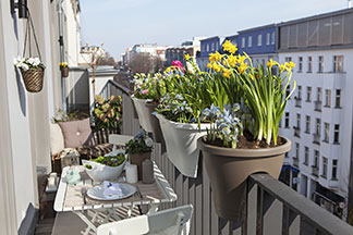 Auch ein kleiner Balkon lässt sich gemütlich herrichten.