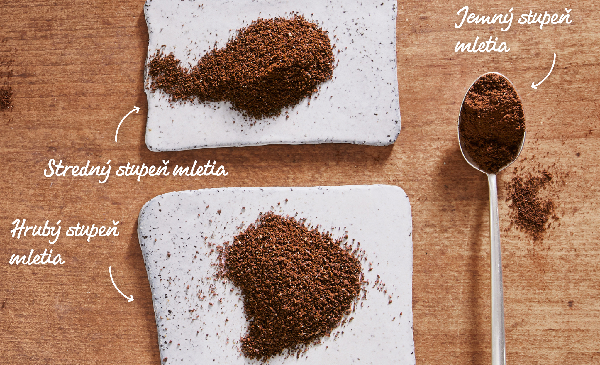 Gemahlener Kaffee mit Teelöffel rechts