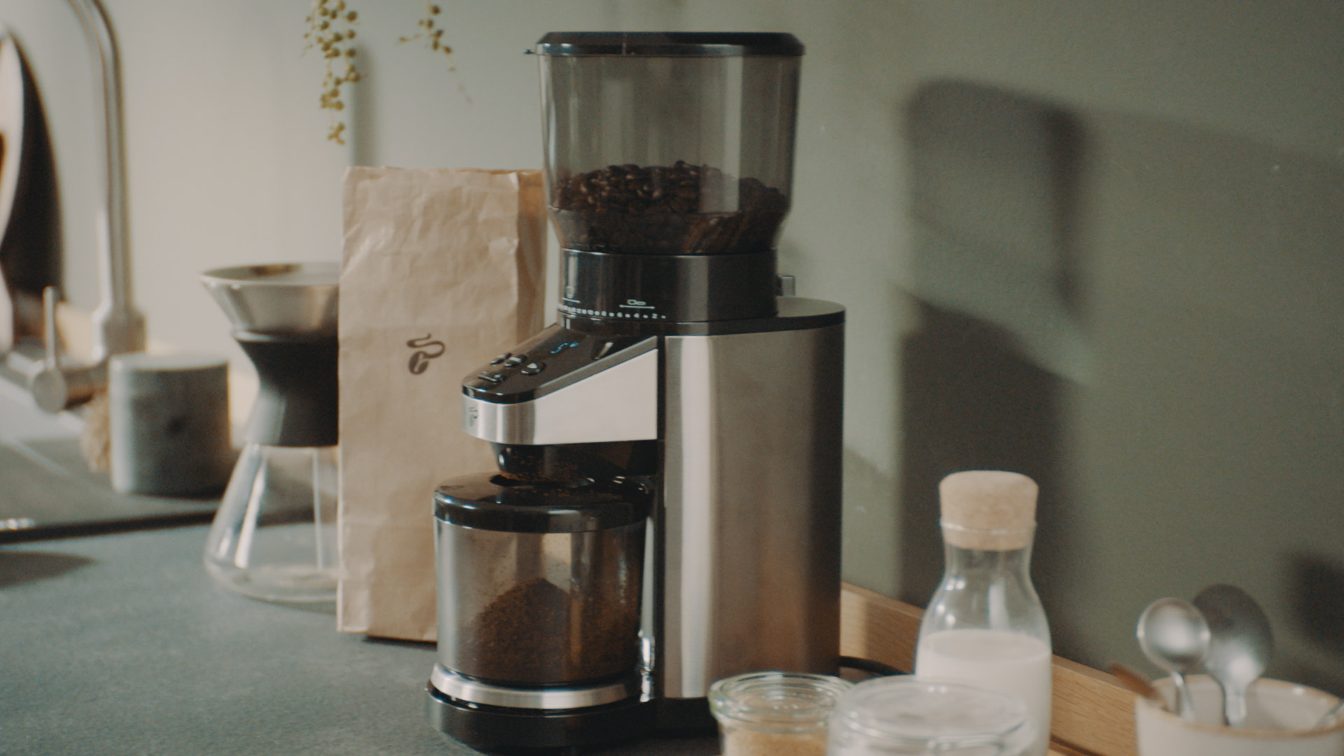 Kaffeenmaschine auf Küchenablage