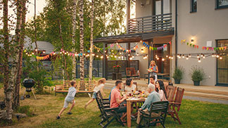 Eine Garten-Party mit vielen gespannten Lichterketten.