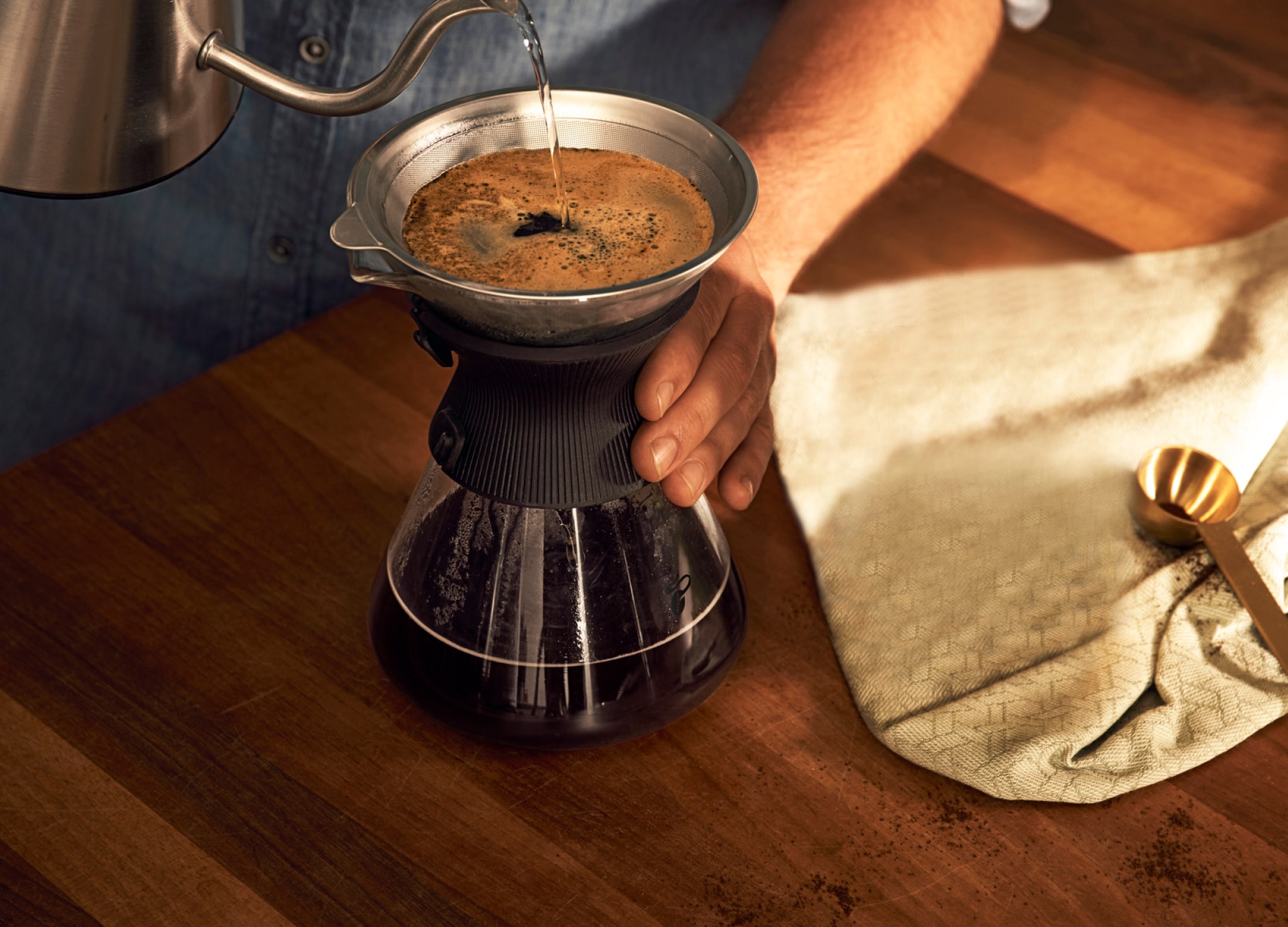 Kanvica na alternatívnu prípravu kávy - pour over - položená na stole