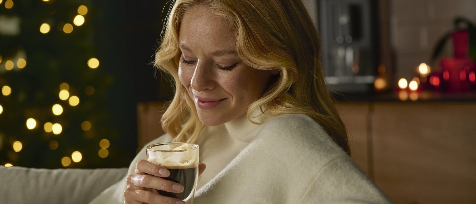 Glas Kaffee steht mit Geschenk auf einem Tisch','Enter picture alt'}