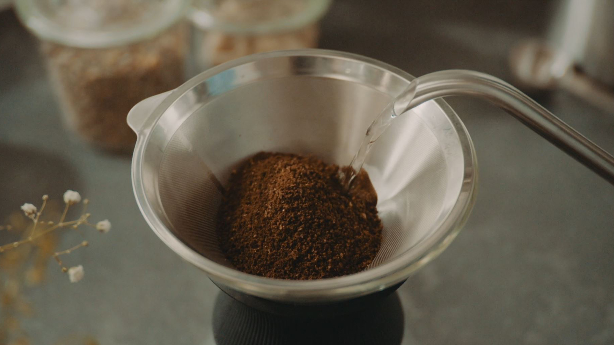 Pour Over steht auf einem Tisch